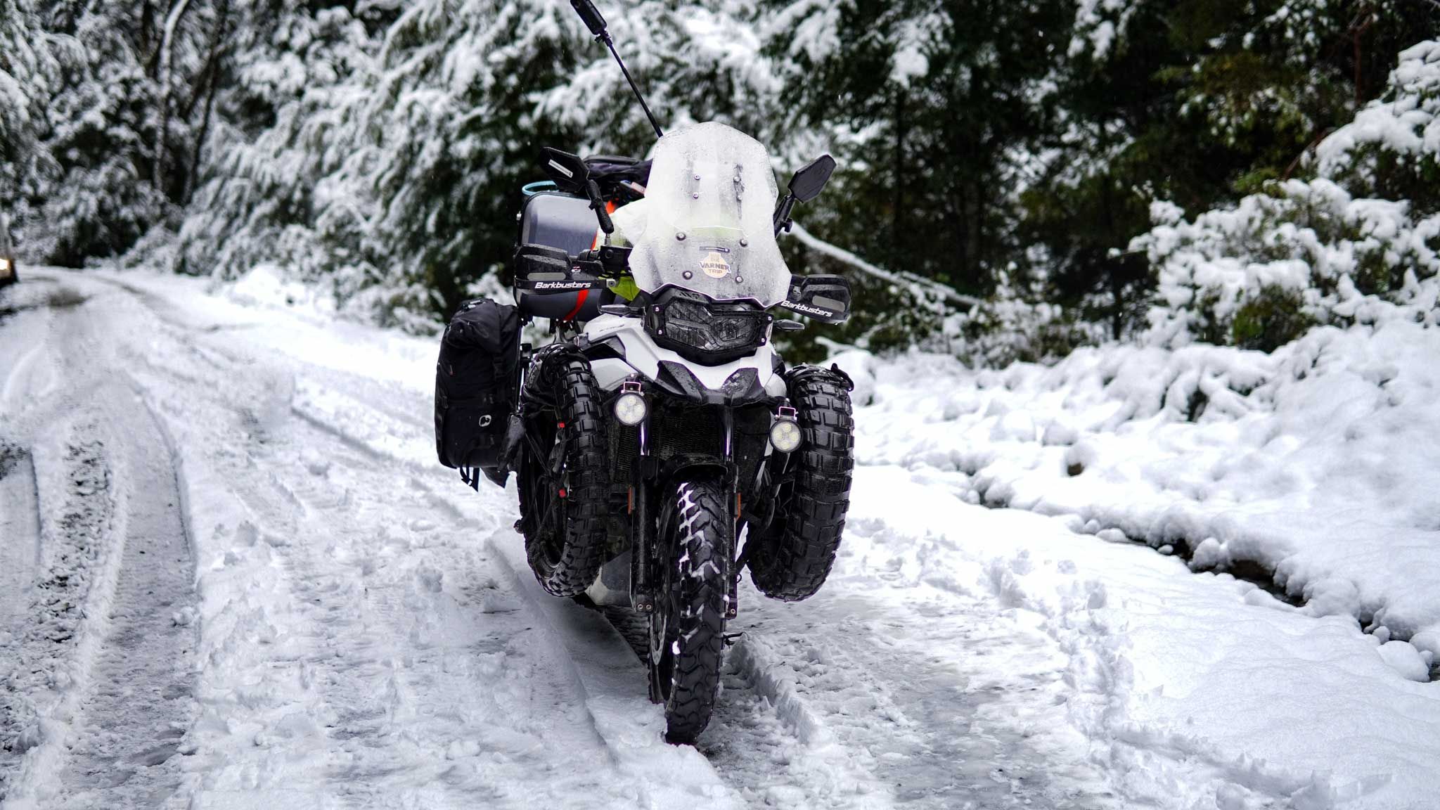 Motocicleta de aventura durante el viaje por la Patagonia